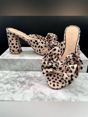 GIANNI BINI Keily Cheetah Print Bow Detail Block Heel Sandals. 7 M